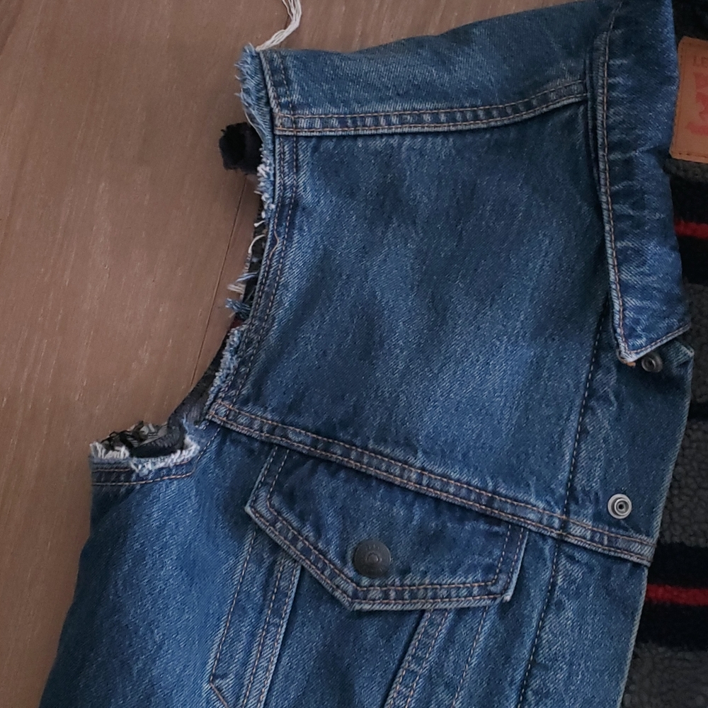 Levi's Denim Sherpa Lined Cut Sleeve Trucker Vest Jacket Size Men’s Medium - Picture 3 of 9